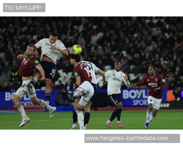 足总杯精彩对决那不勒斯与巴黎圣日耳曼战平争议判罚引发全场热议